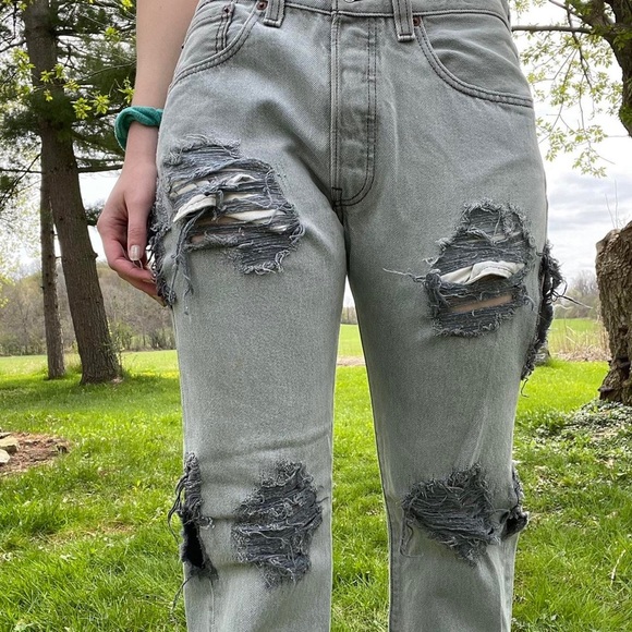 Low-Rise Distressed Gray Levi’s - Picture 2 of 4